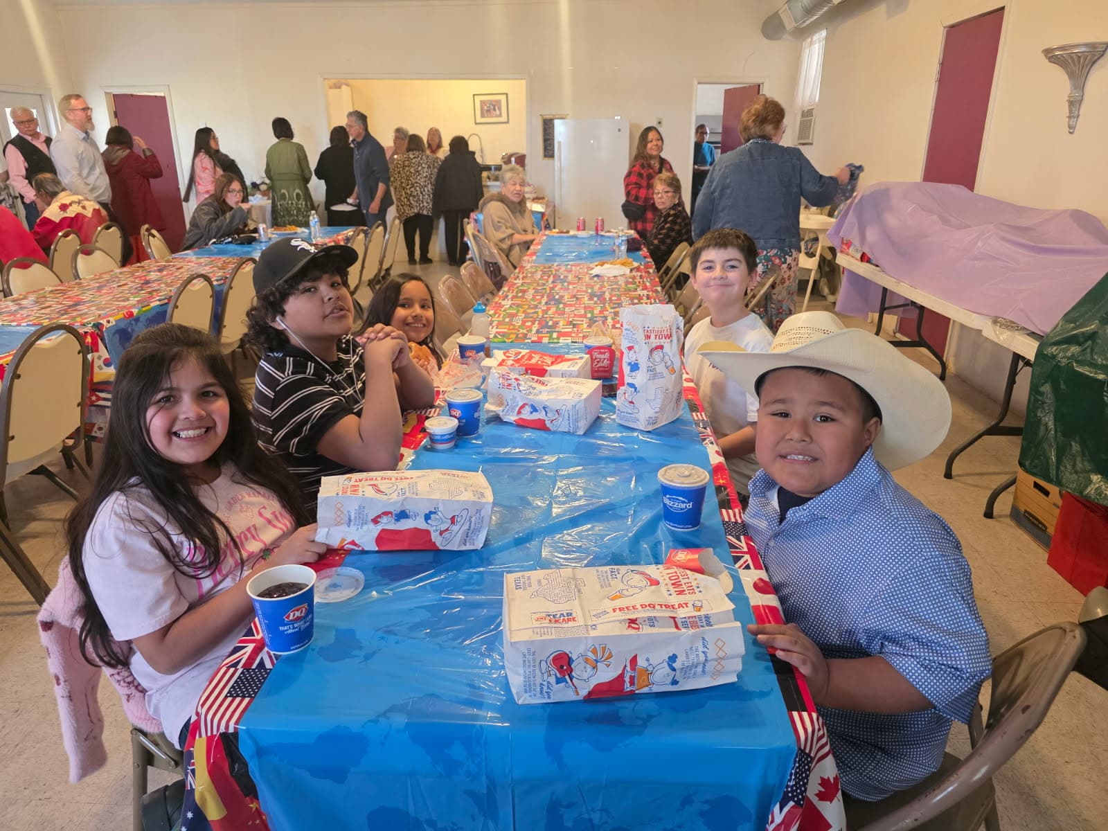 Children gathered around a table during a Templo Siloe fellowship meal.