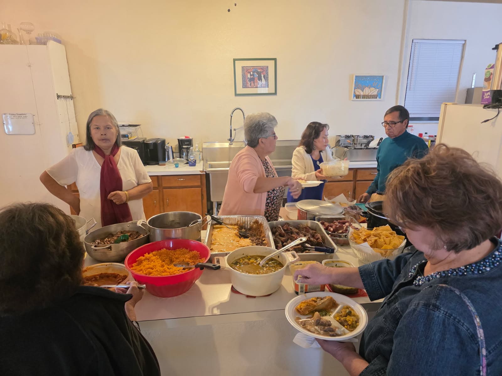Templo Siloe serving food during a church fellowship gathering.